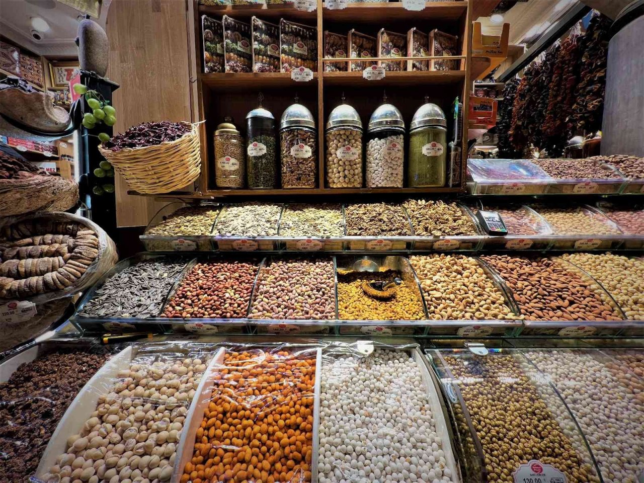 Eminönü’nde kuruyemişler yılbaşı öncesi tezgahları süsledi