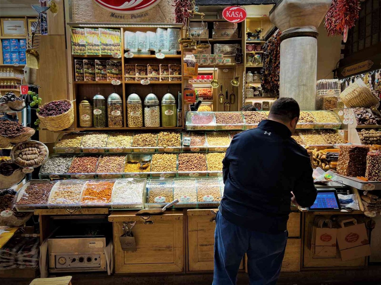 Eminönü’nde kuruyemişler yılbaşı öncesi tezgahları süsledi