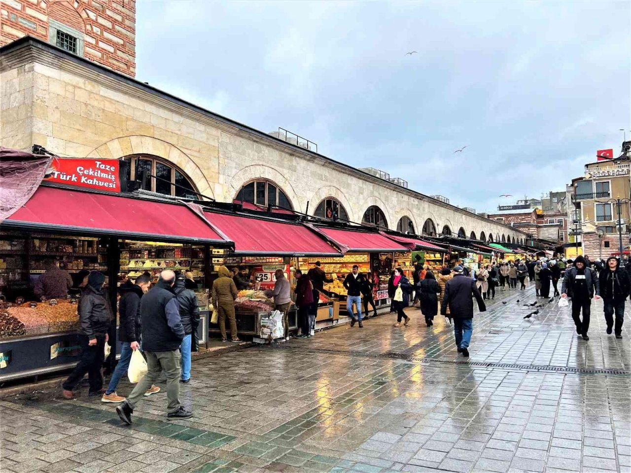 Eminönü’nde kuruyemişler yılbaşı öncesi tezgahları süsledi