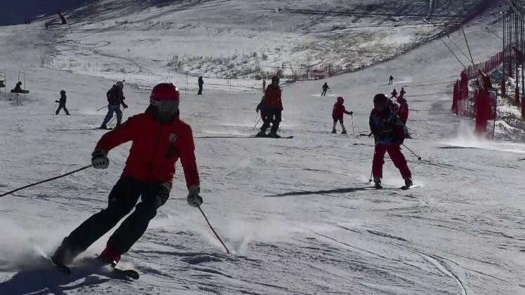 Palandöken’de yerli ve yabancı turistler kayağın tadını çıkarıyor