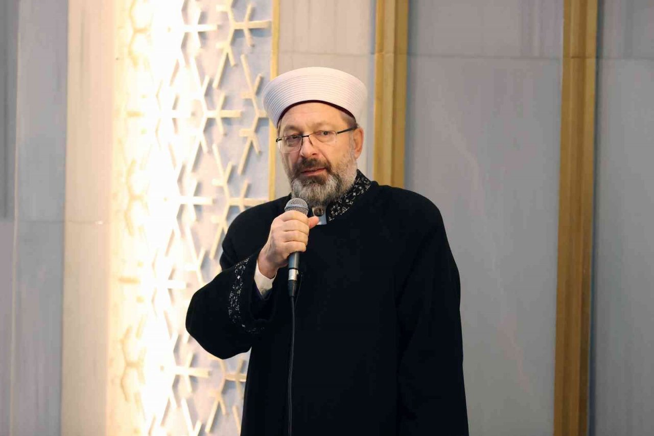 Diyanet İşleri Başkanı Erbaş, sabah namazında öğrencilerle buluştu