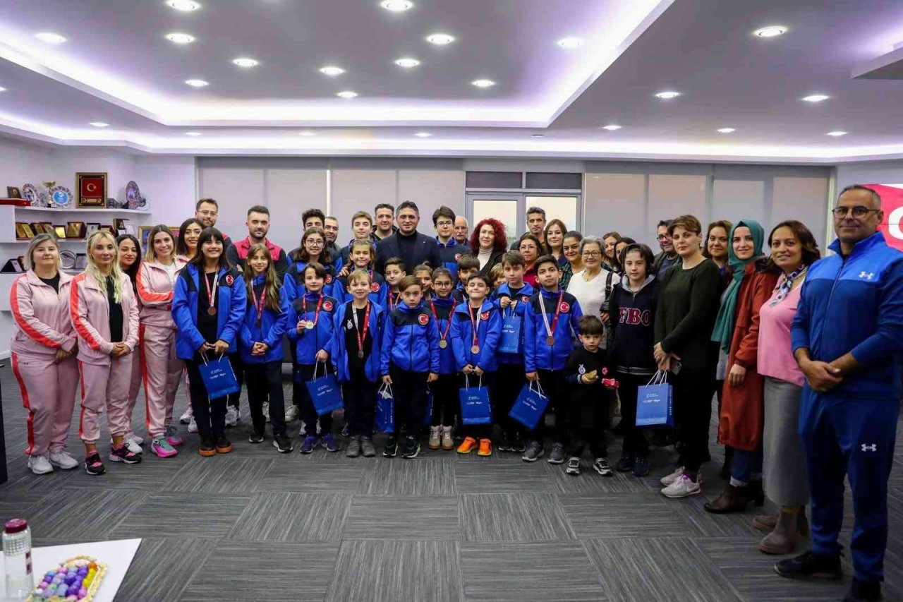 Aliağalı minik yüzücülerden dikkat çeken performans