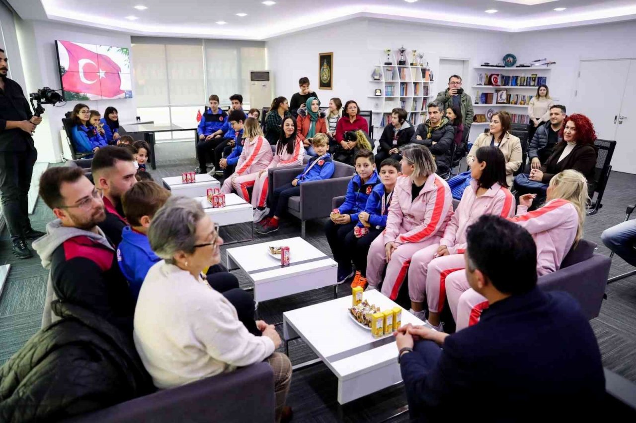 Aliağalı minik yüzücülerden dikkat çeken performans