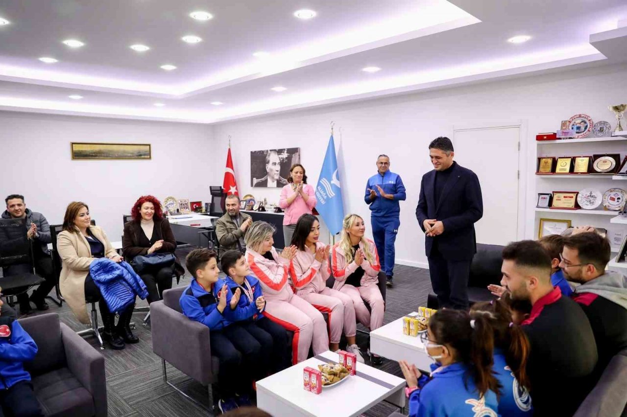 Aliağalı minik yüzücülerden dikkat çeken performans