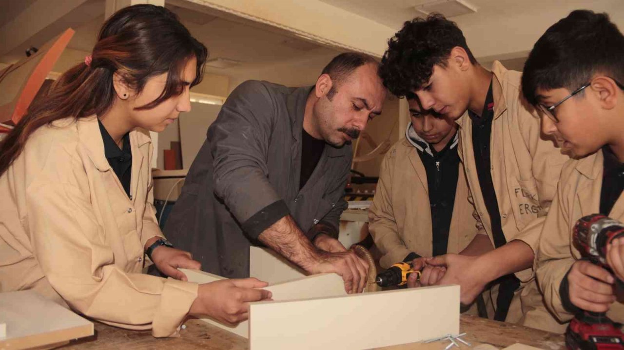 Cirosuyla fabrikaları geçen okul