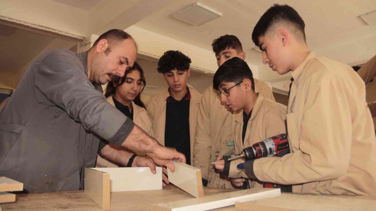 Cirosuyla fabrikaları geçen okul