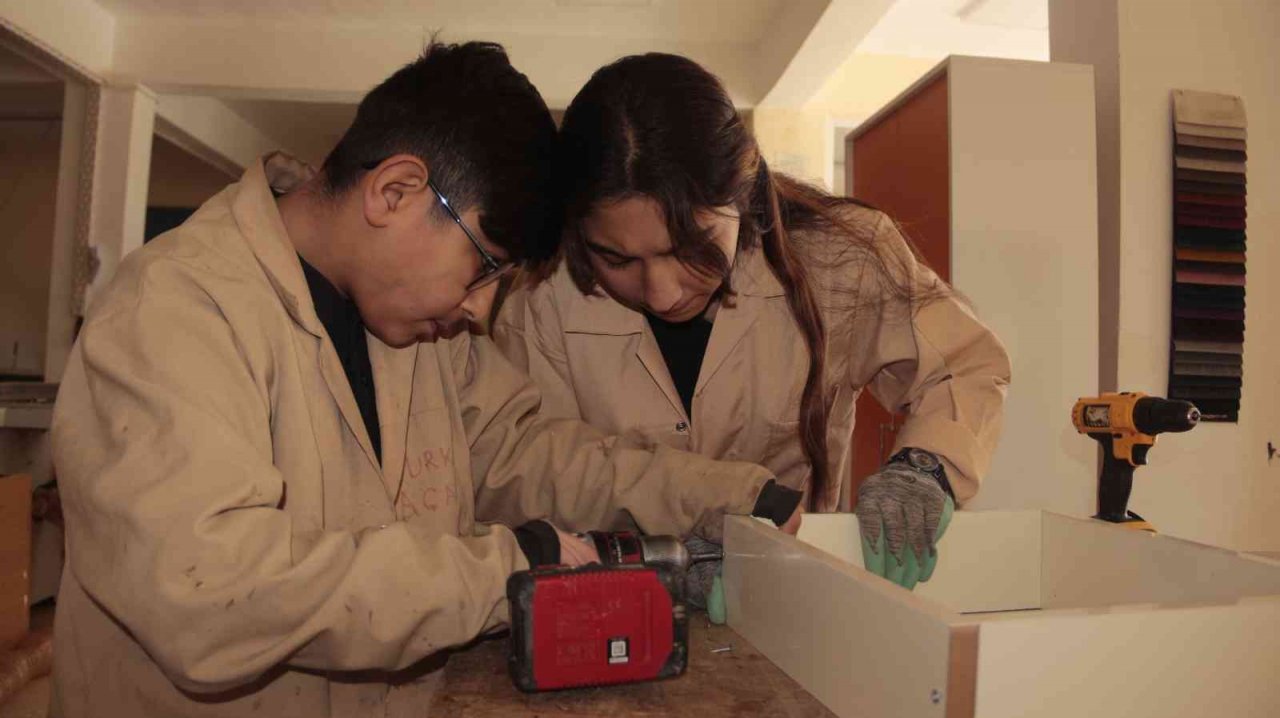 Cirosuyla fabrikaları geçen okul