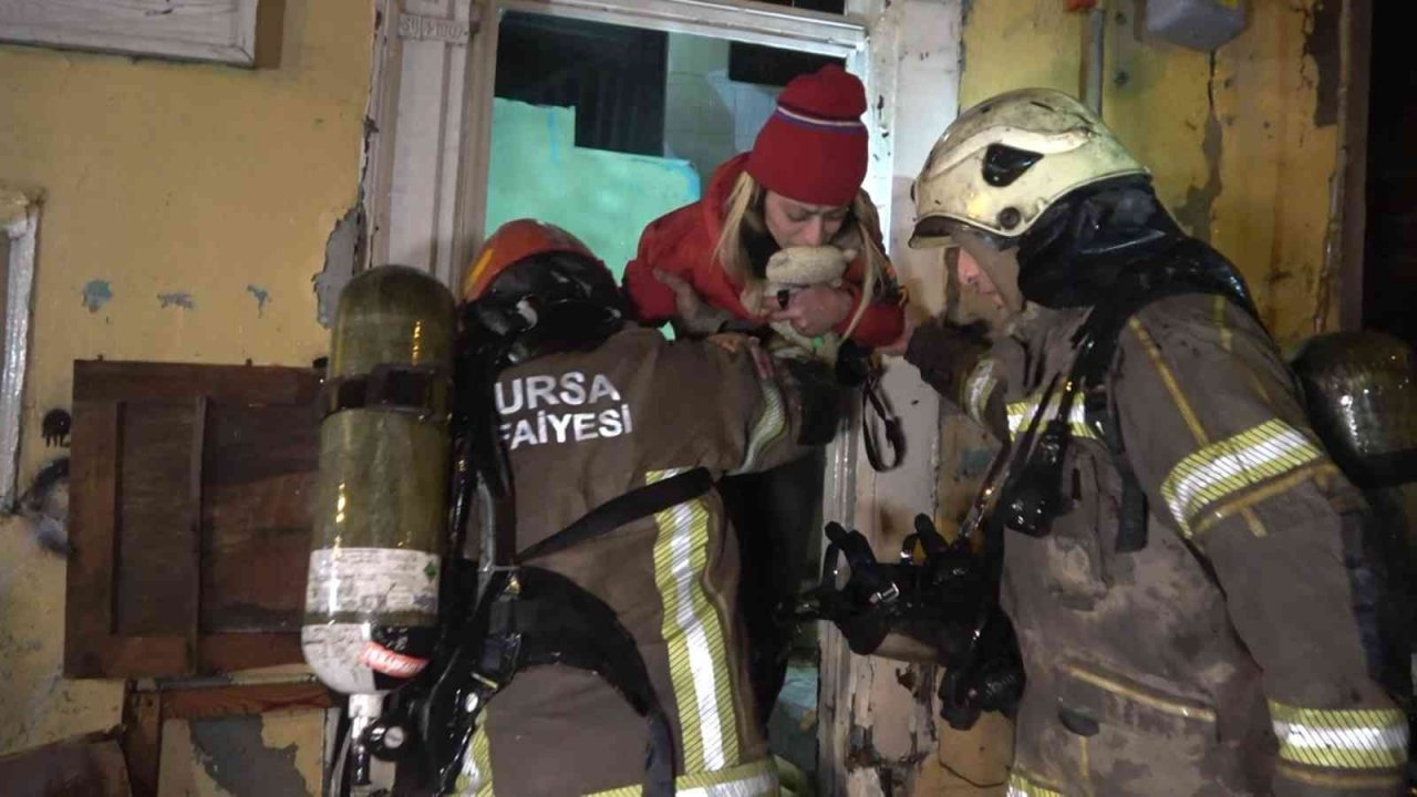 Alev alev yanan binada mahsur kalan kadını itfaiye ekipleri zamanla yarışarak böyle kurtardı