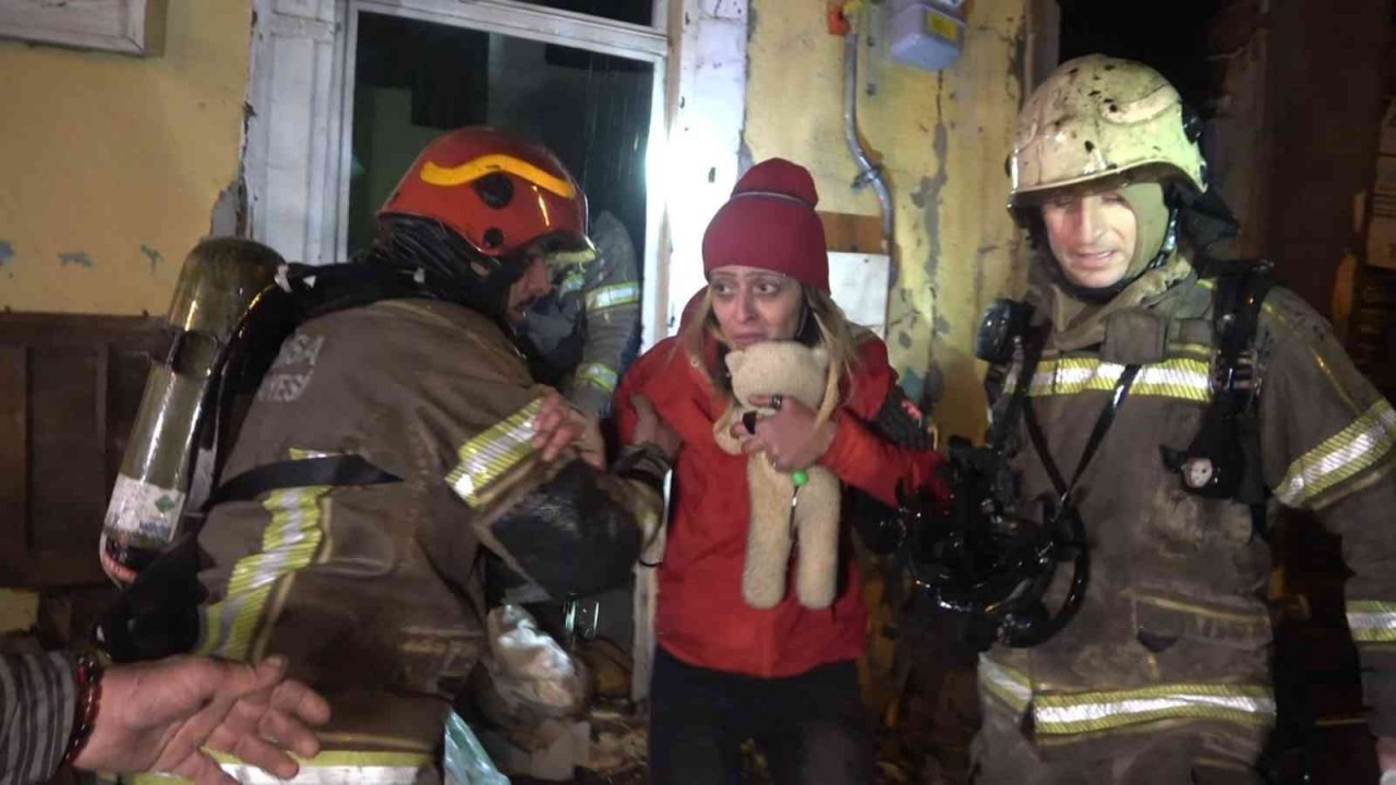 Alev alev yanan binada mahsur kalan kadını itfaiye ekipleri zamanla yarışarak böyle kurtardı