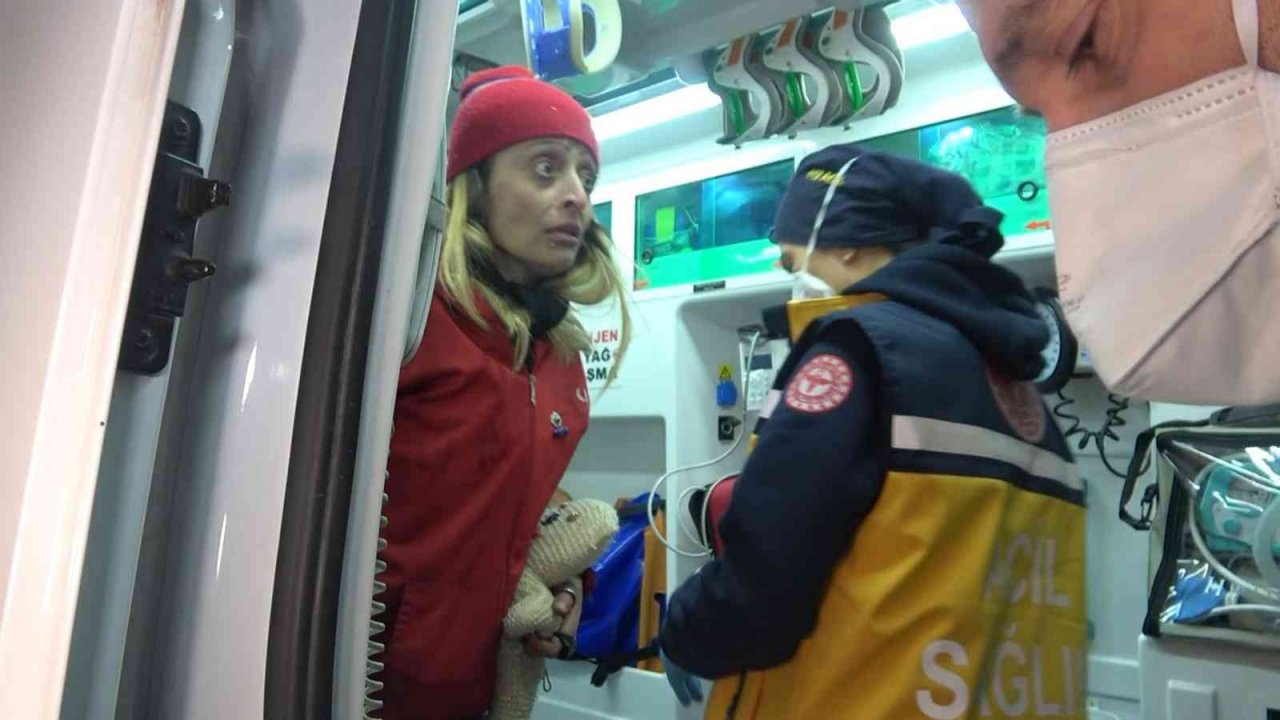 Alev alev yanan binada mahsur kalan kadını itfaiye ekipleri zamanla yarışarak böyle kurtardı