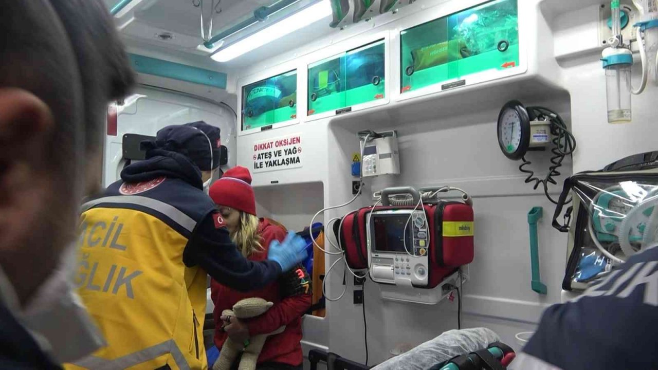 Alev alev yanan binada mahsur kalan kadını itfaiye ekipleri zamanla yarışarak böyle kurtardı