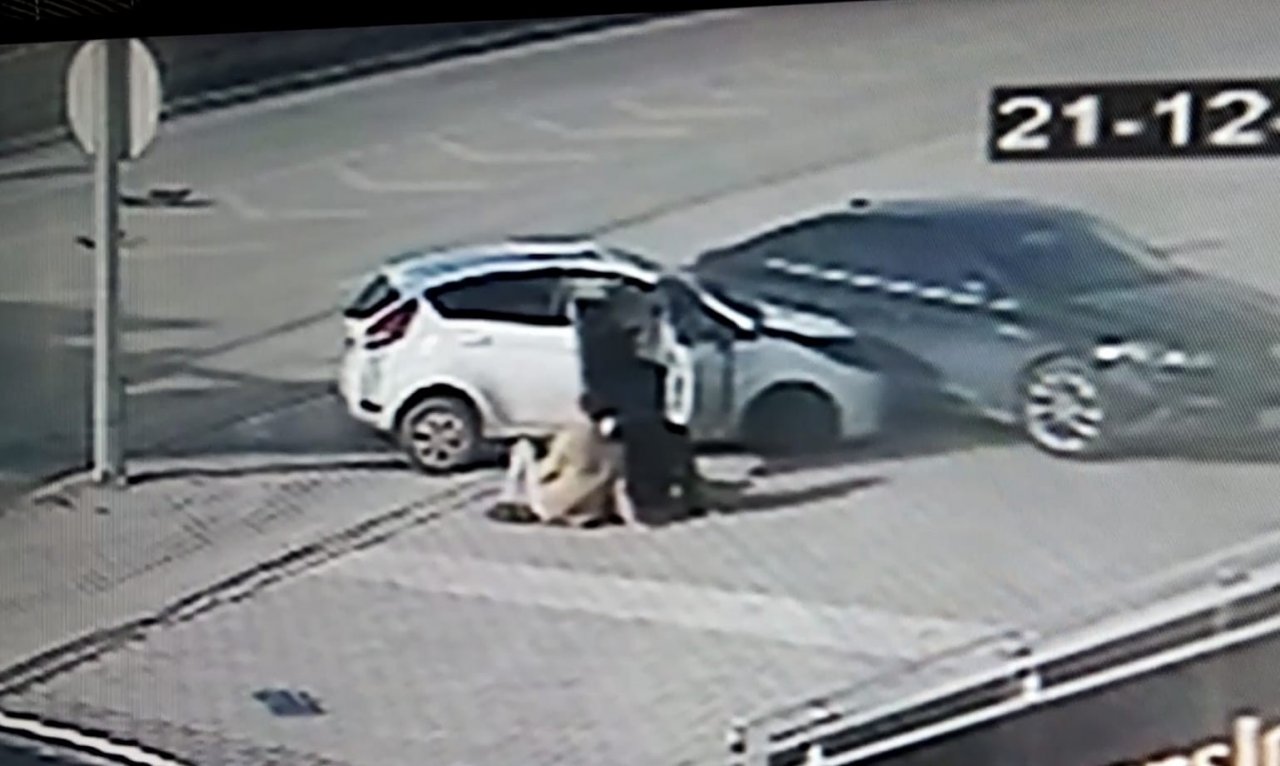 Otomobilin tabelaları devirip, park halindeki araca çarptığı anlar kamerada