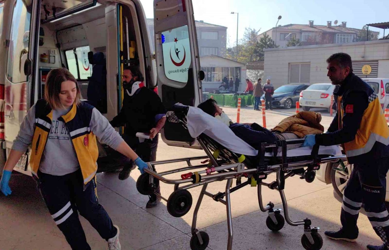 Otomobilin tabelaları devirip, park halindeki araca çarptığı anlar kamerada