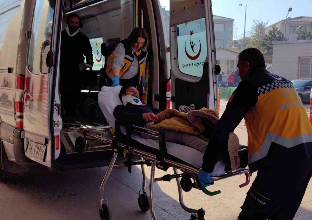 Otomobilin tabelaları devirip, park halindeki araca çarptığı anlar kamerada