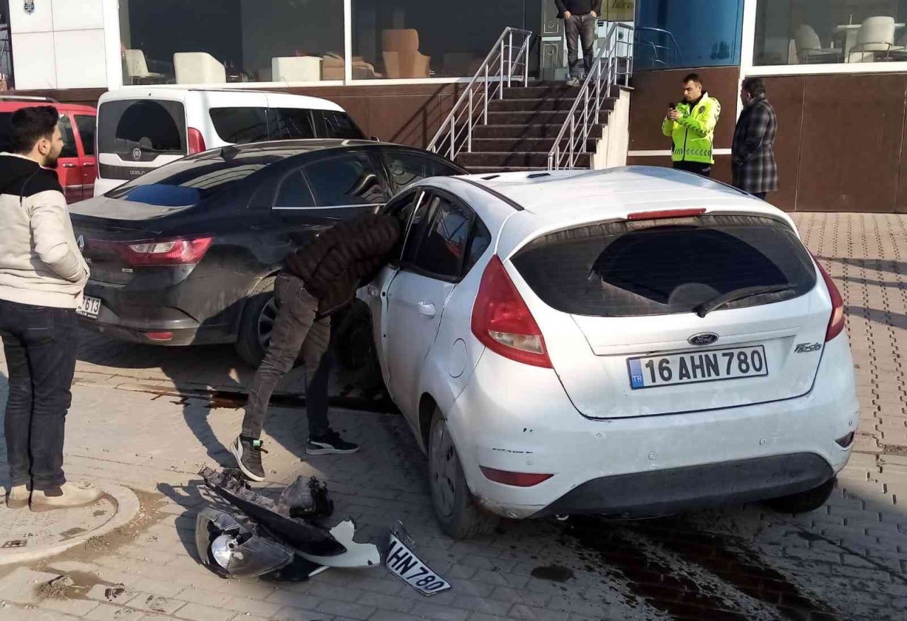 Otomobilin tabelaları devirip, park halindeki araca çarptığı anlar kamerada