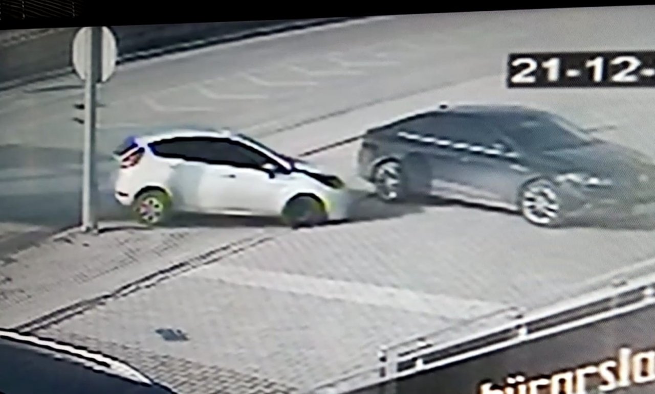 Otomobilin tabelaları devirip, park halindeki araca çarptığı anlar kamerada