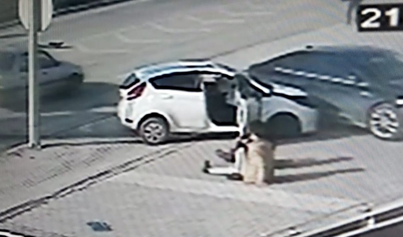 Otomobilin tabelaları devirip, park halindeki araca çarptığı anlar kamerada