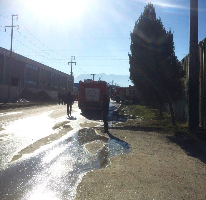 Tel fabrikasında çıkan yangın korkuttu