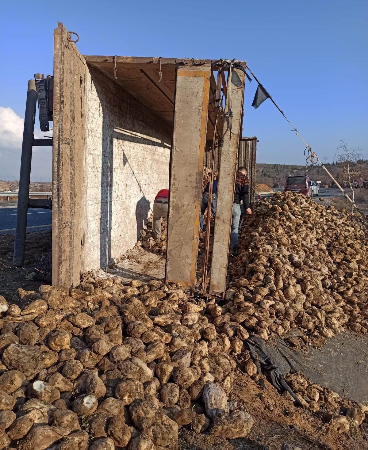 Elazığ’da pancar yüklü tır devrildi: 1 yaralı