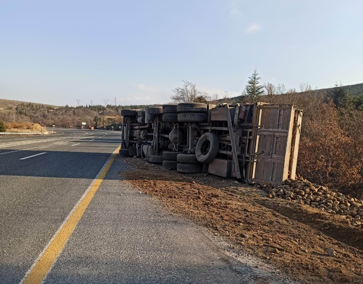 Elazığ’da pancar yüklü tır devrildi: 1 yaralı