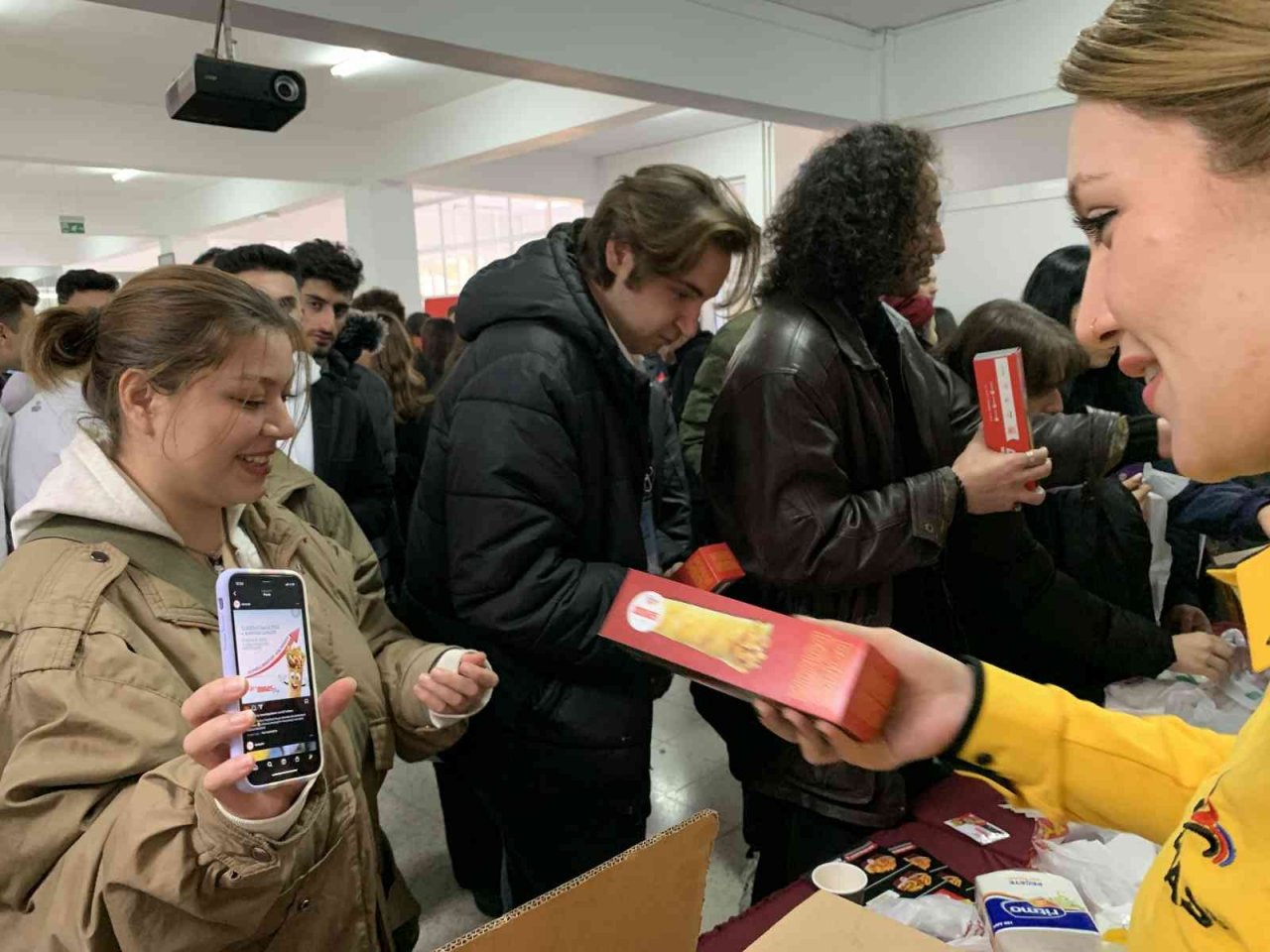 Kariyer Günleri etkinliğinde öğrencilere ücretsiz yemek ikramı