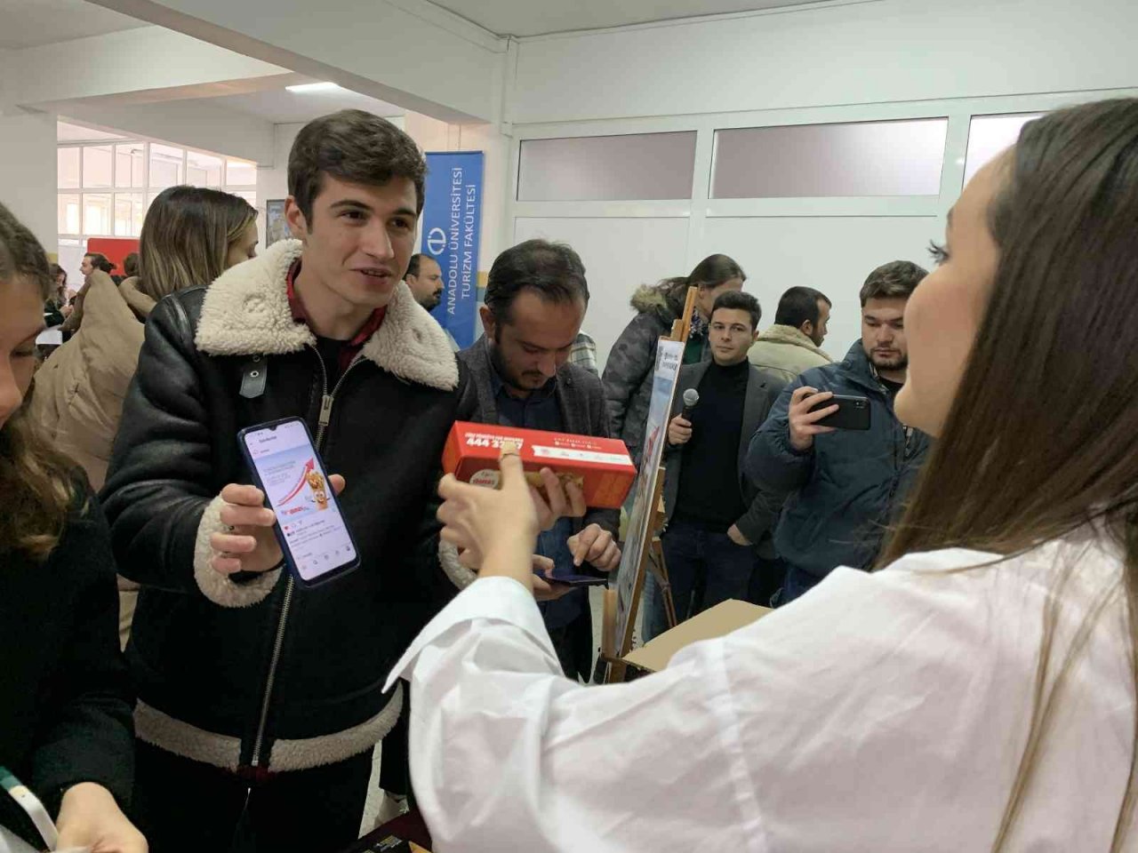 Kariyer Günleri etkinliğinde öğrencilere ücretsiz yemek ikramı