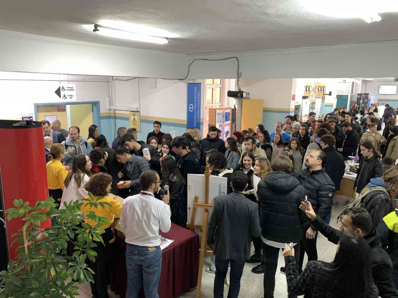 Kariyer Günleri etkinliğinde öğrencilere ücretsiz yemek ikramı