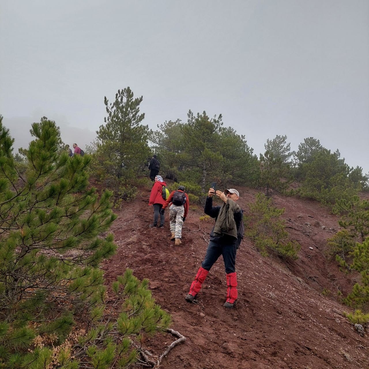 Doğa yürüyüşçülerine sis eşlik etti
