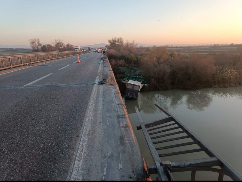 Bursa’da meyve yüklü kamyon dereye uçtu: 1 ölü