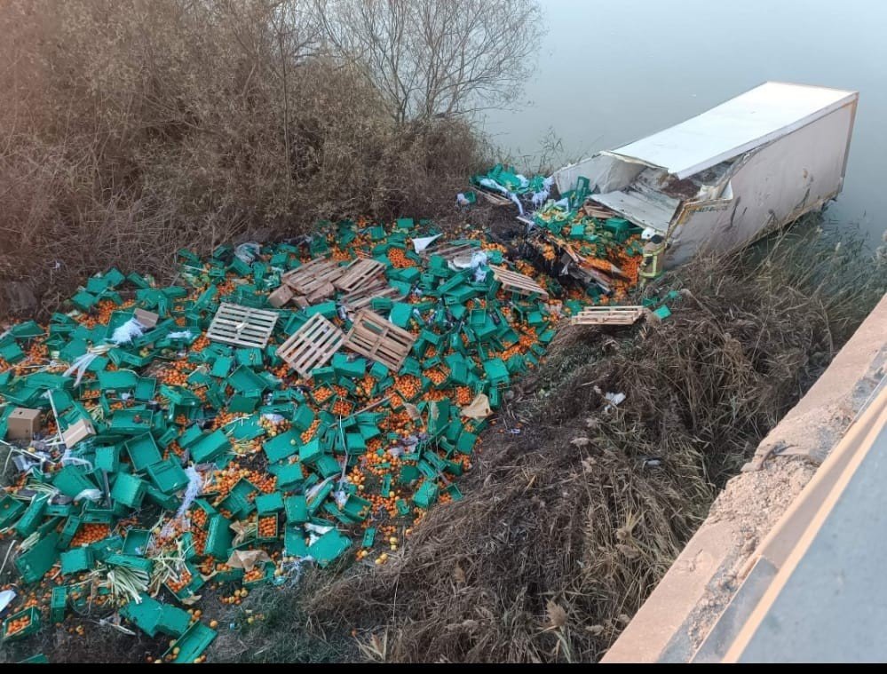 Bursa’da meyve yüklü kamyon dereye uçtu: 1 ölü