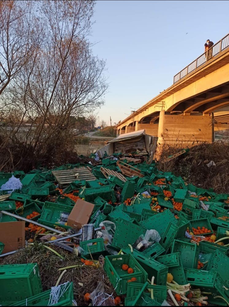 Bursa’da meyve yüklü kamyon dereye uçtu: 1 ölü