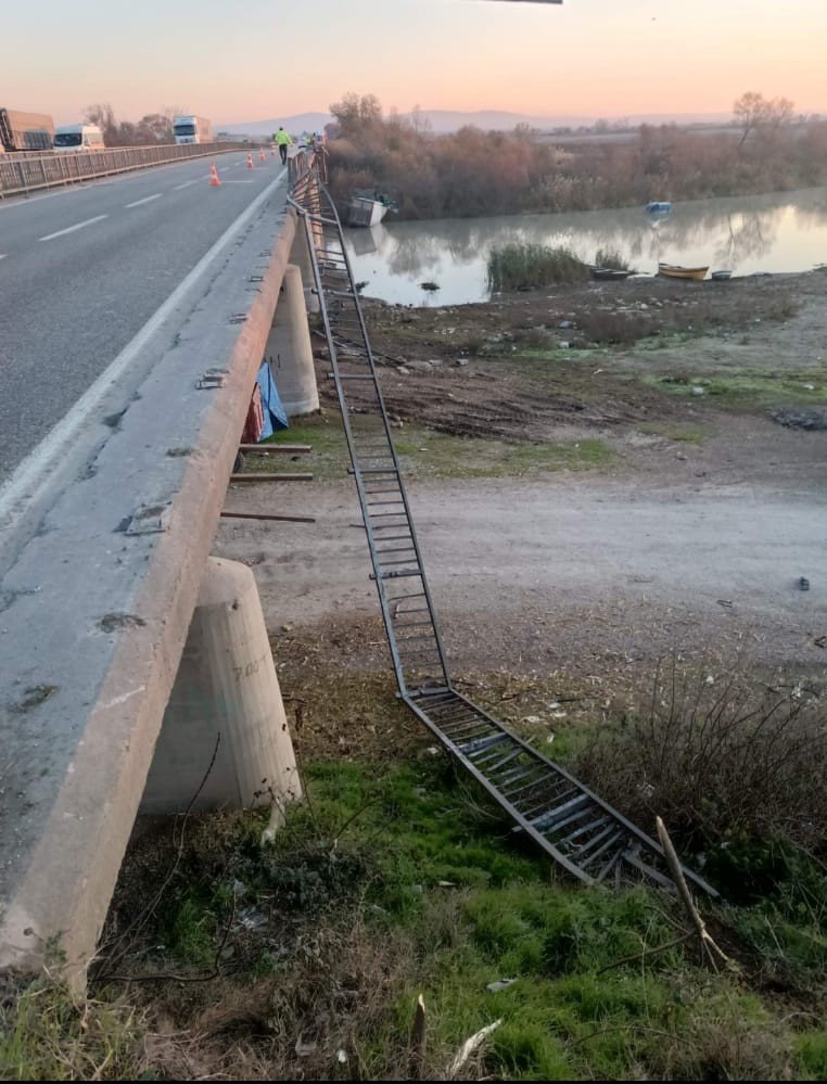 Bursa’da meyve yüklü kamyon dereye uçtu: 1 ölü