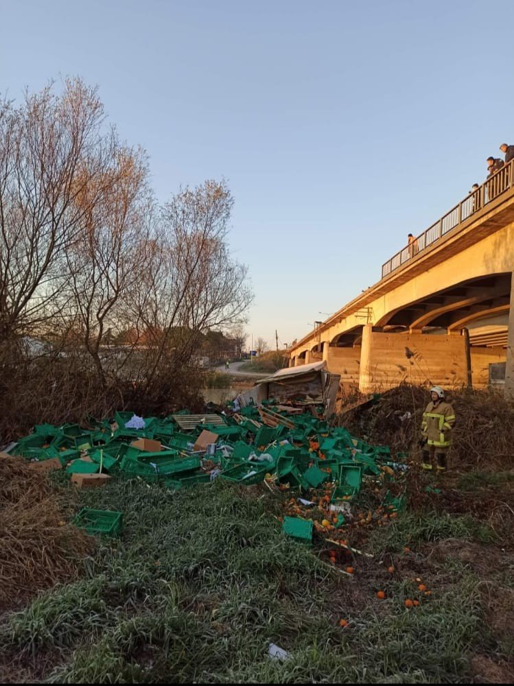 Bursa’da meyve yüklü kamyon dereye uçtu: 1 ölü