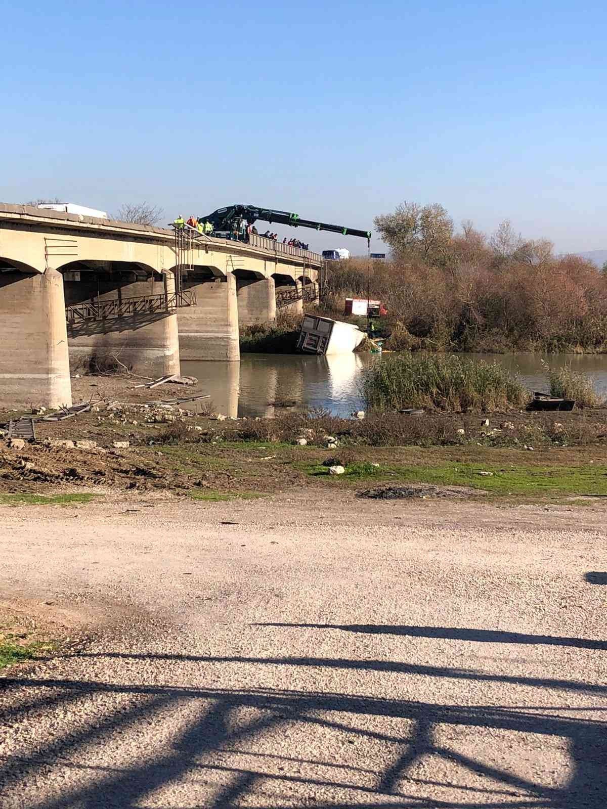 Bursa’da meyve yüklü kamyon dereye uçtu: 1 ölü