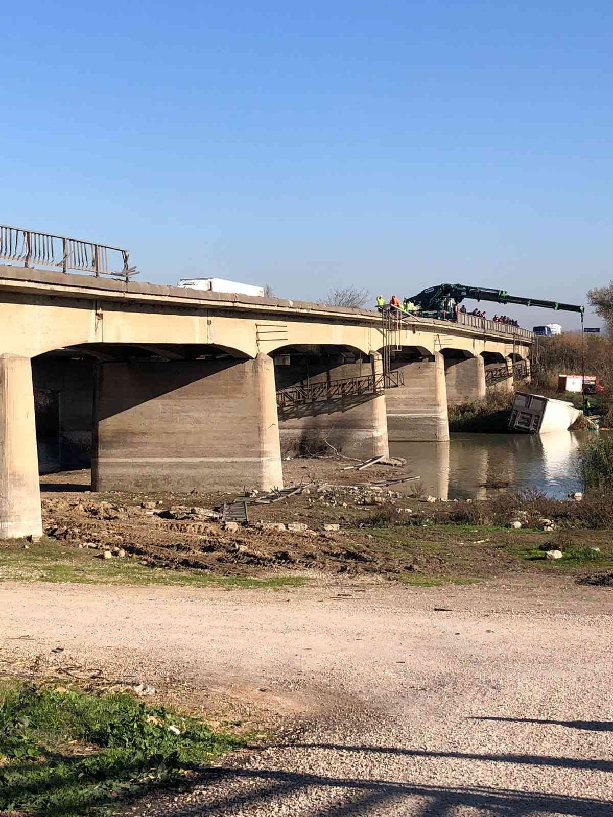 Bursa’da meyve yüklü kamyon dereye uçtu: 1 ölü