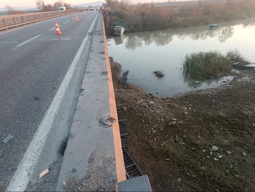 Bursa’da meyve yüklü kamyon dereye uçtu: 1 ölü