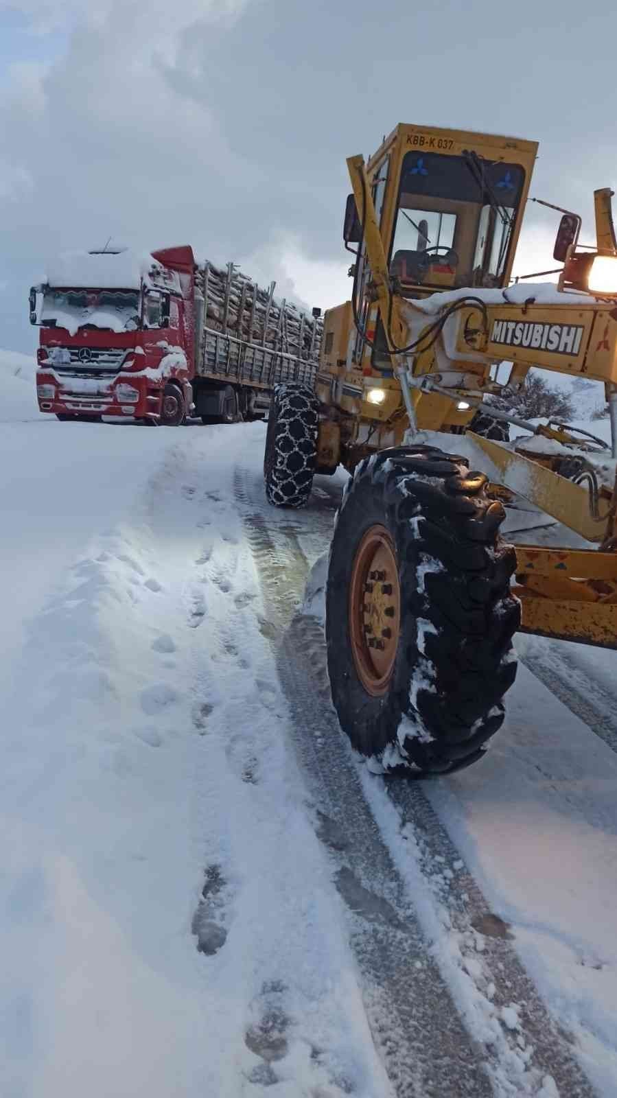 Büyükşehir’in karla mücadele ekiplerinden anında müdahale