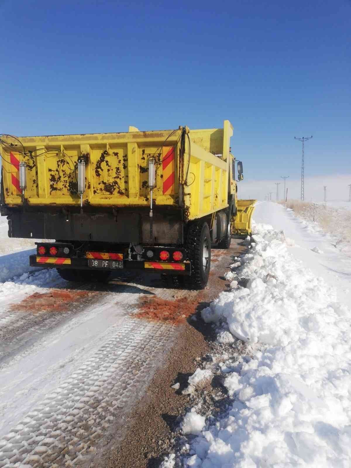 Büyükşehir’in karla mücadele ekiplerinden anında müdahale