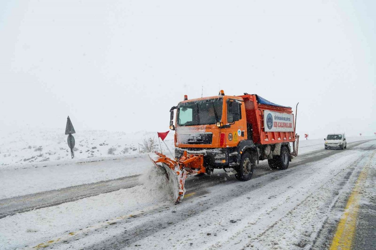 Büyükşehir’in 156 araç ve 328 personeli, karla mücadele için hazır