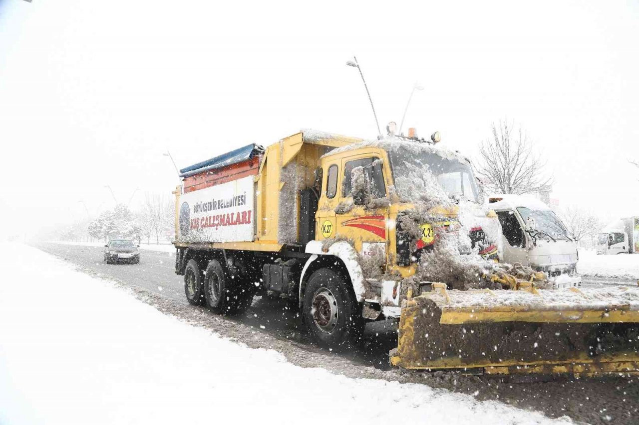 Büyükşehir’in 156 araç ve 328 personeli, karla mücadele için hazır
