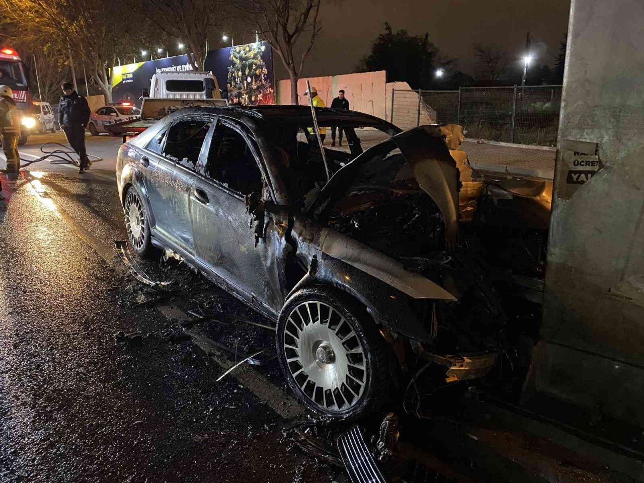 Kaza yapan milyonluk otomobil küle döndü