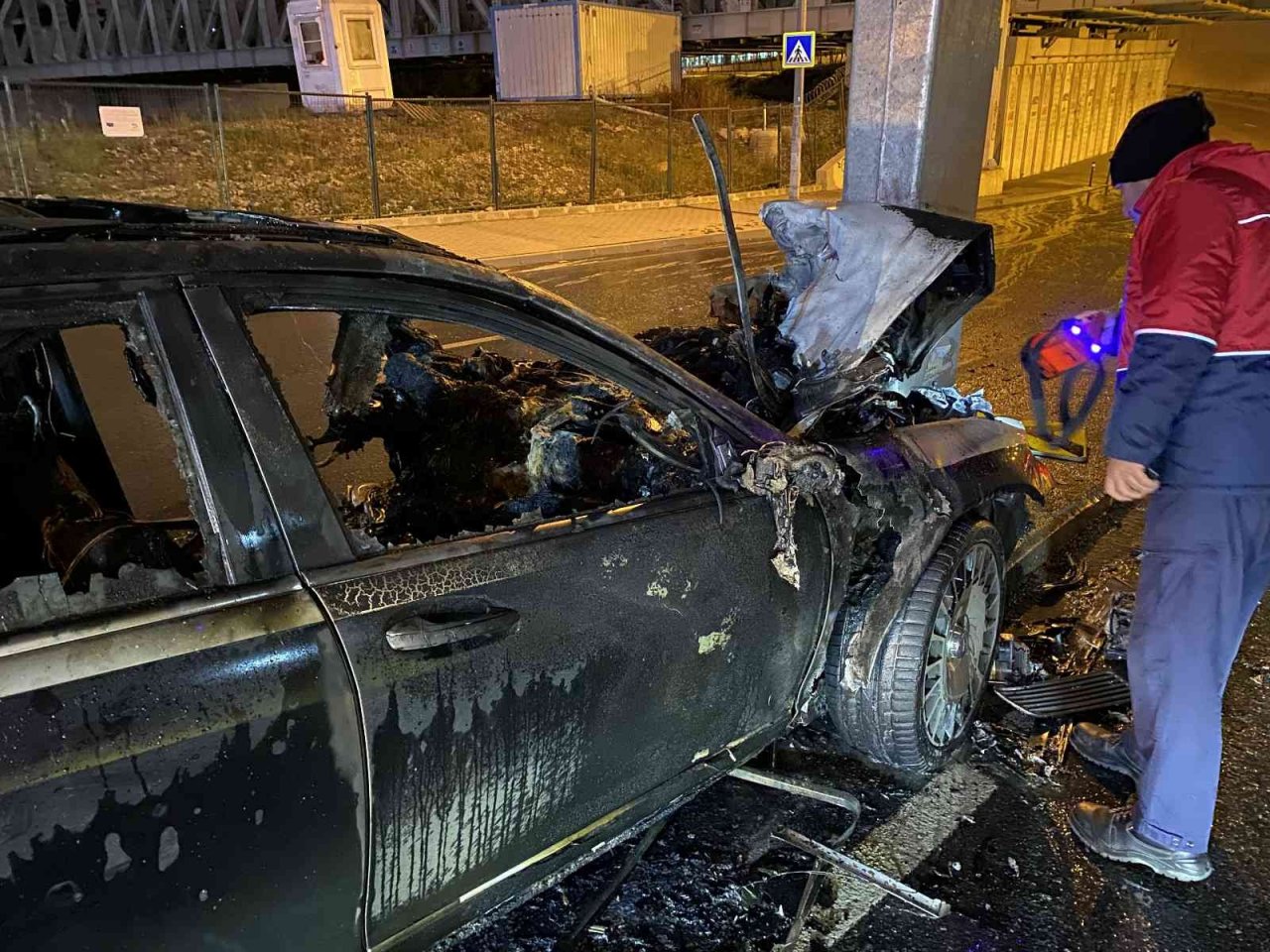 Kaza yapan milyonluk otomobil küle döndü