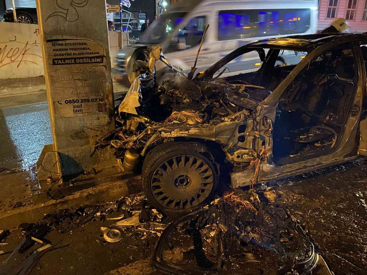 Kaza yapan milyonluk otomobil küle döndü