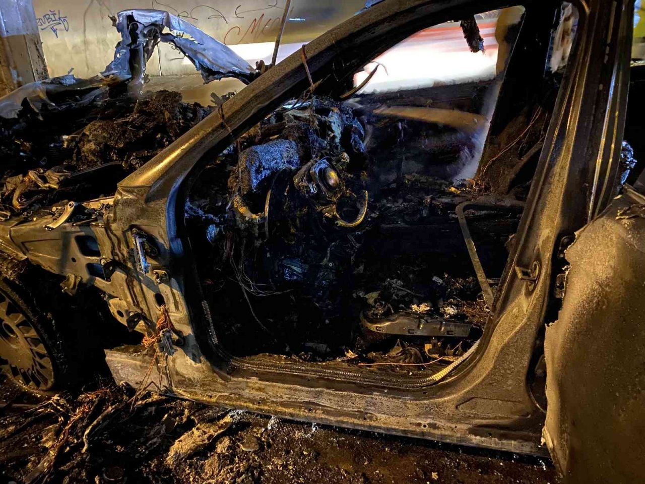 Kaza yapan milyonluk otomobil küle döndü