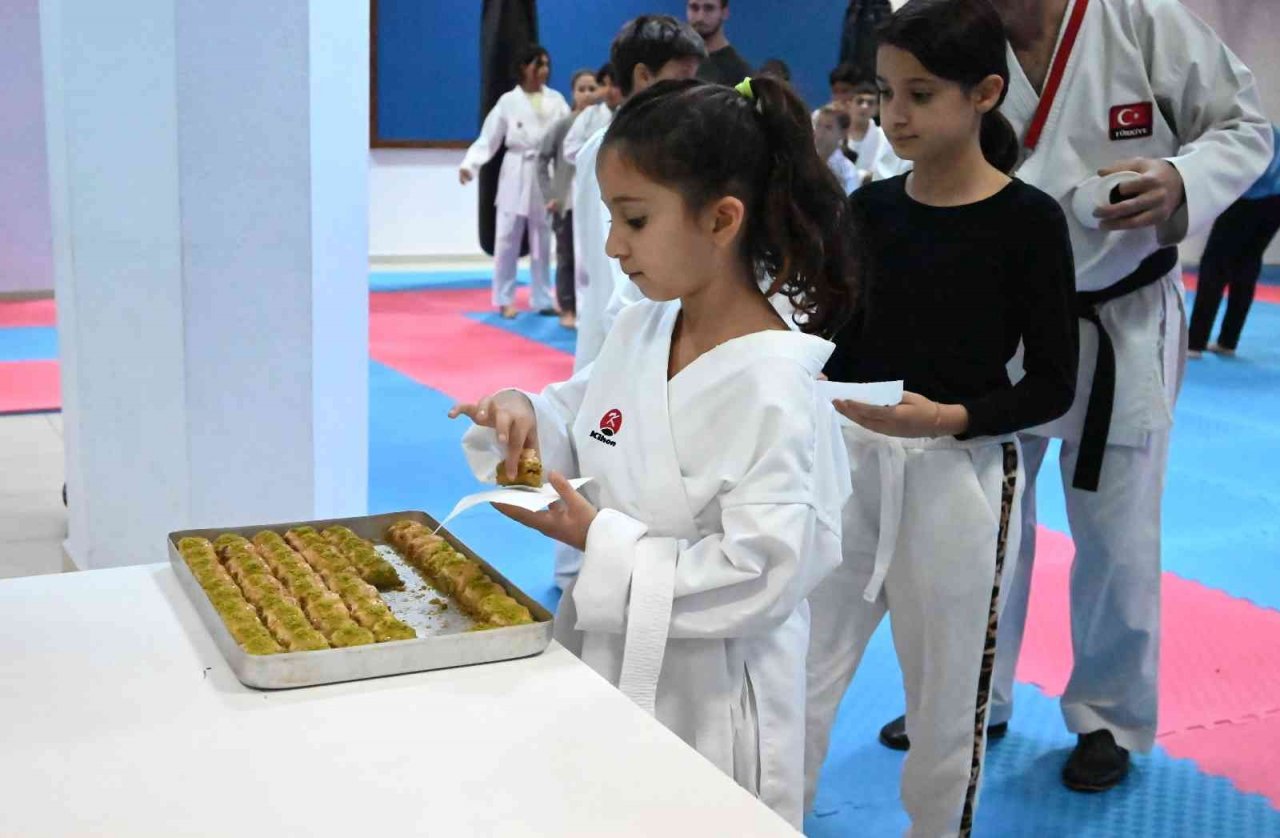 Başkan Topaloğlu:" “Sağlıklı bir gençlik yetiştirmek için uğraşıyoruz.”