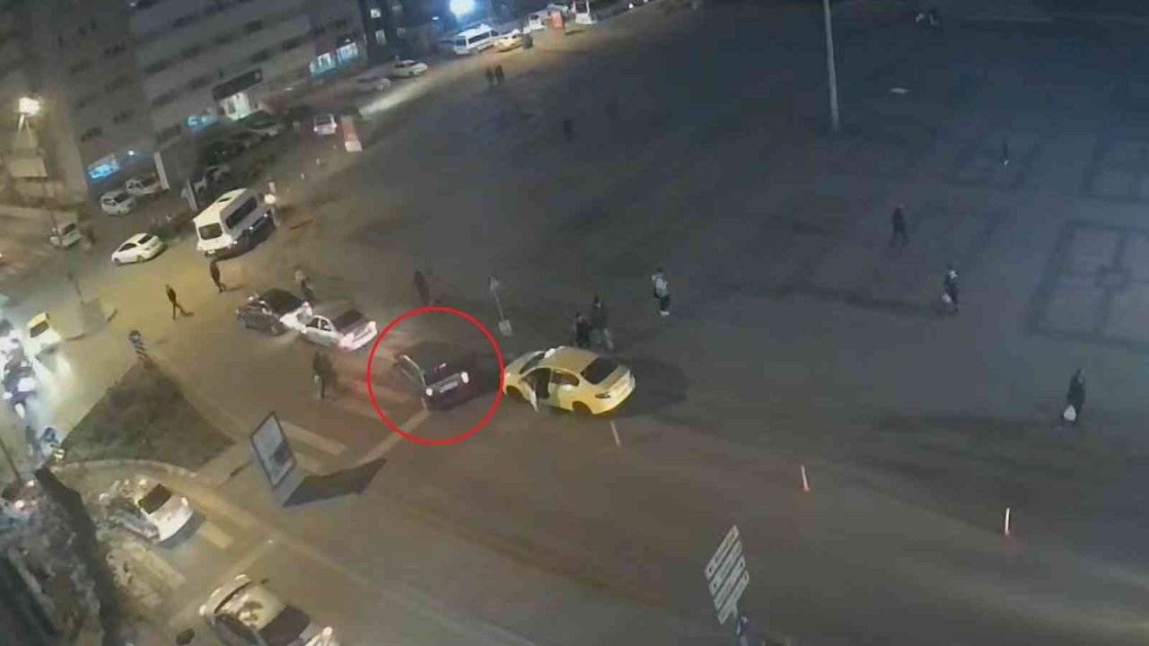 LPG’li otomobil bir anda alev aldı, son anda kaçtıkları anlar kameraya yansıdı