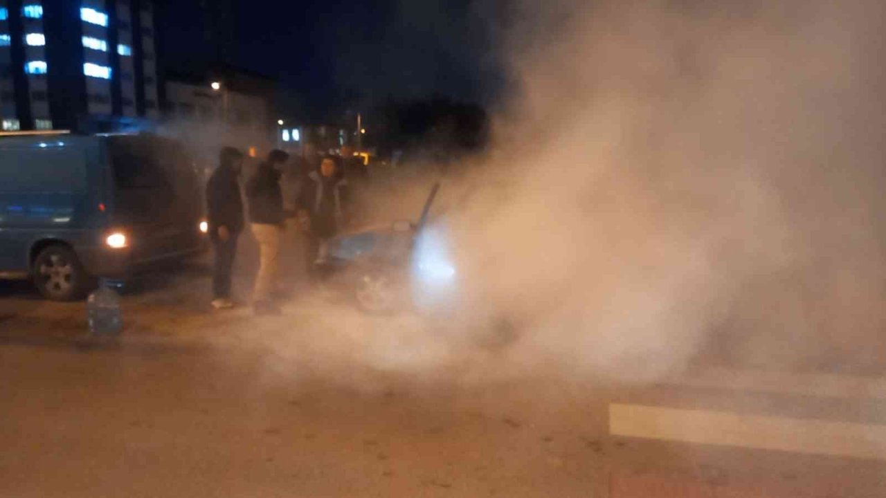 LPG’li otomobil bir anda alev aldı, son anda kaçtıkları anlar kameraya yansıdı