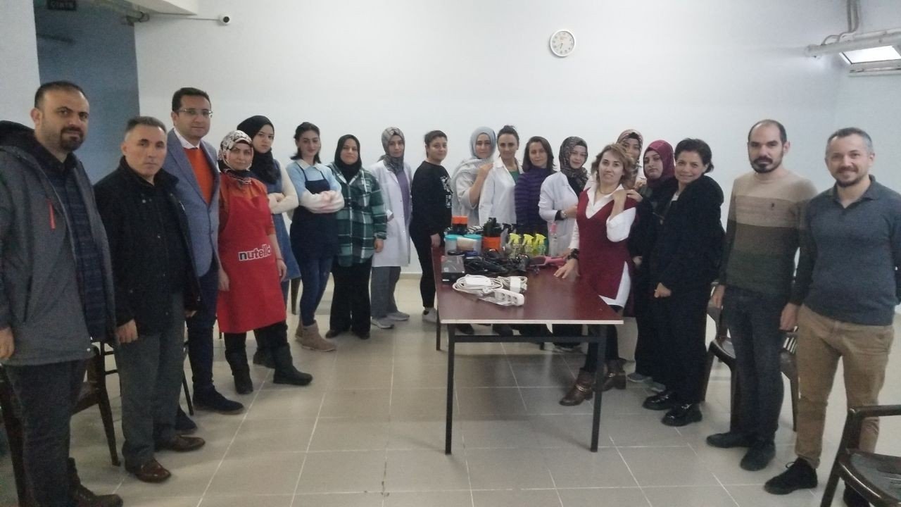 Kursiyerler yaptıkları saç bakımıyla öğrencileri sevindirdi