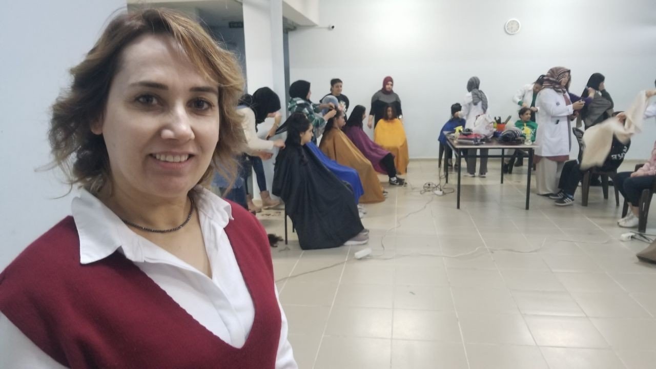 Kursiyerler yaptıkları saç bakımıyla öğrencileri sevindirdi