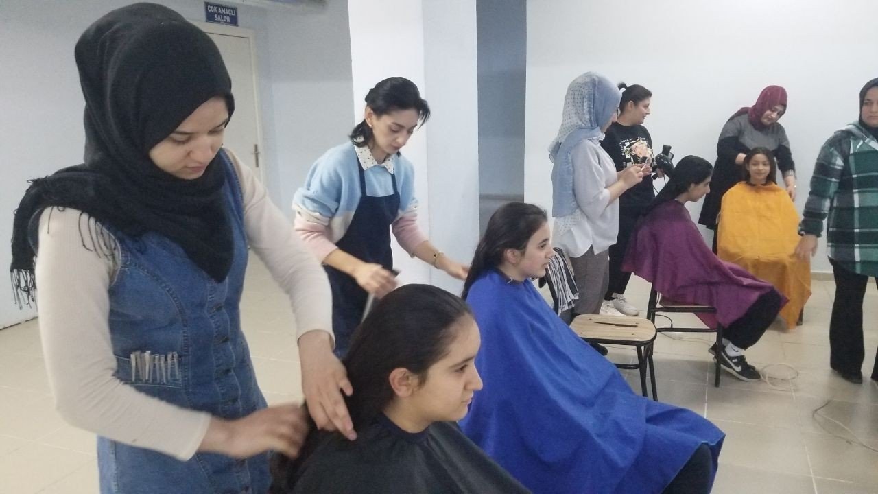 Kursiyerler yaptıkları saç bakımıyla öğrencileri sevindirdi